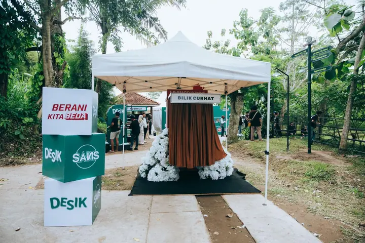 Tenda Bilik Curhat dengan kubus bertuliskan DESIK dan SANS